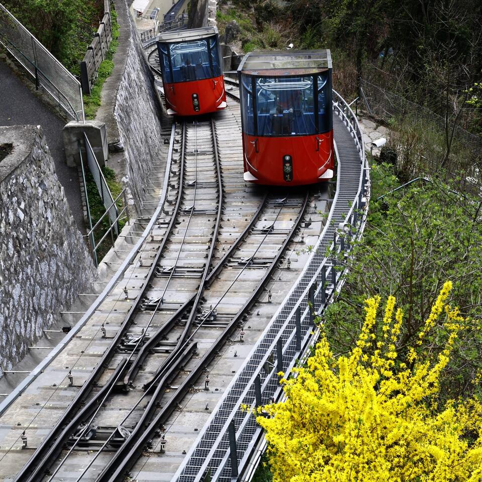 #sinndeslebens. Zwei Bergbahnen teilen sich ein Gleis.