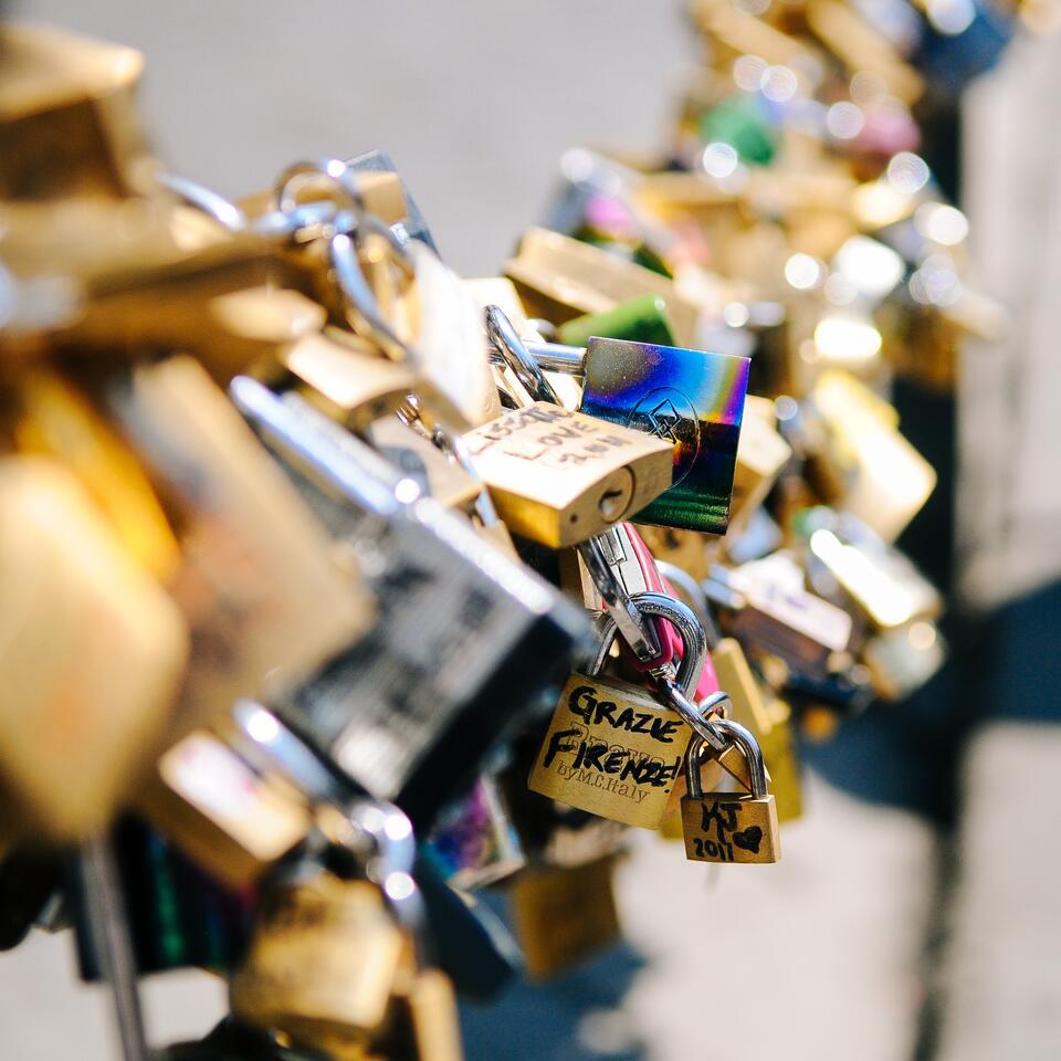 #beziehungsweise. Das Bild zeigt Schlösser, die als Zeichen der Freundschaft und der Liebe an eine Brücke befestigt wurden.